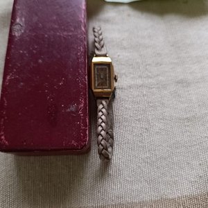Reloj Antiguo de Dama Chapado en Oro con Correa de Cuero Trenzado y Boleta de Compra 1944 - imagen 4