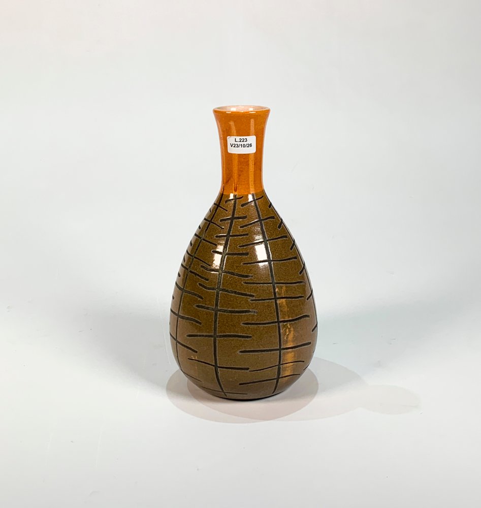 Florero Cónico de Cerámica Marrón con Líneas Decorativas