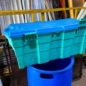 Dos Tarrinas Azules (180 y 200 Litros) y Baúl de PVC - imagen 3