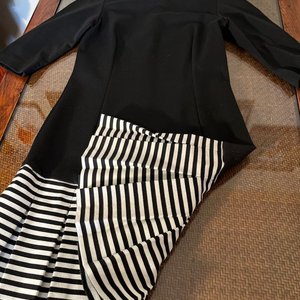 Vestido Negro con Falda Tableada Rayada Blanco y Negro Talle S - imagen 2