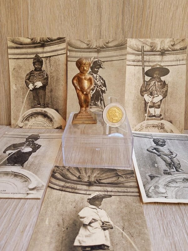 Lote siguiente: Figura de Bronce de Manneken Pis con Postales