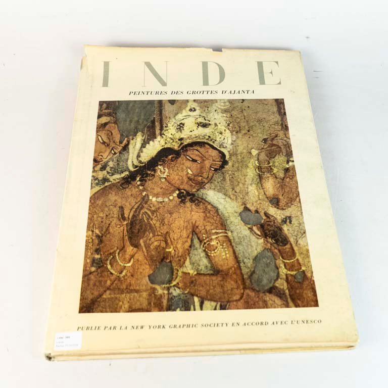 Libro de Gran Formato: Pinturas de las Cuevas de Ajanta con Tapa Dura y Sobrecubierta