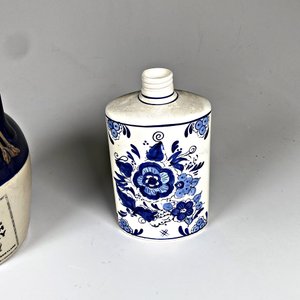 Lote de 4 piezas de cerámica estilo Delft: zapato, jarrita, perfumero y porrón de whisky - imagen 6