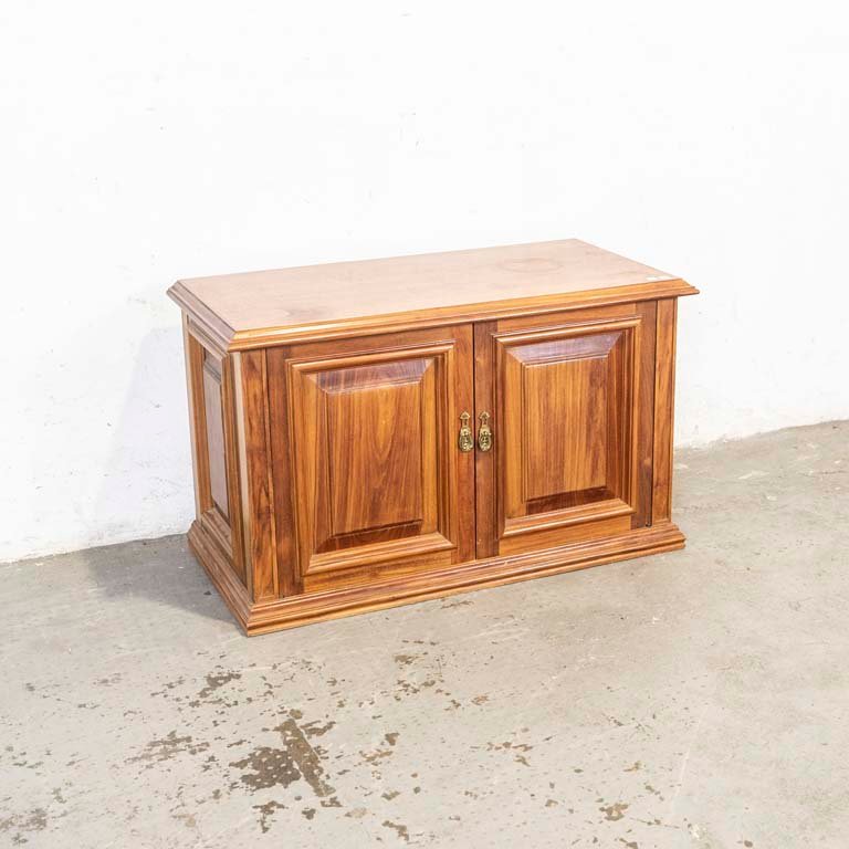 Lote anterior: Mueble bajo de dos puertas en buen estado