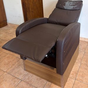 Poltrona Reclinable de Cuero Marrón con Base de Madera - imagen 3