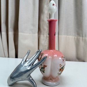 Antigua Botella de Opalina Rosa con Flores y Tapa - imagen 1