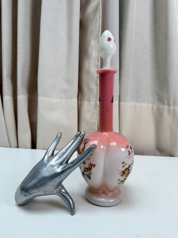 Antigua Botella de Opalina Rosa con Flores y Tapa