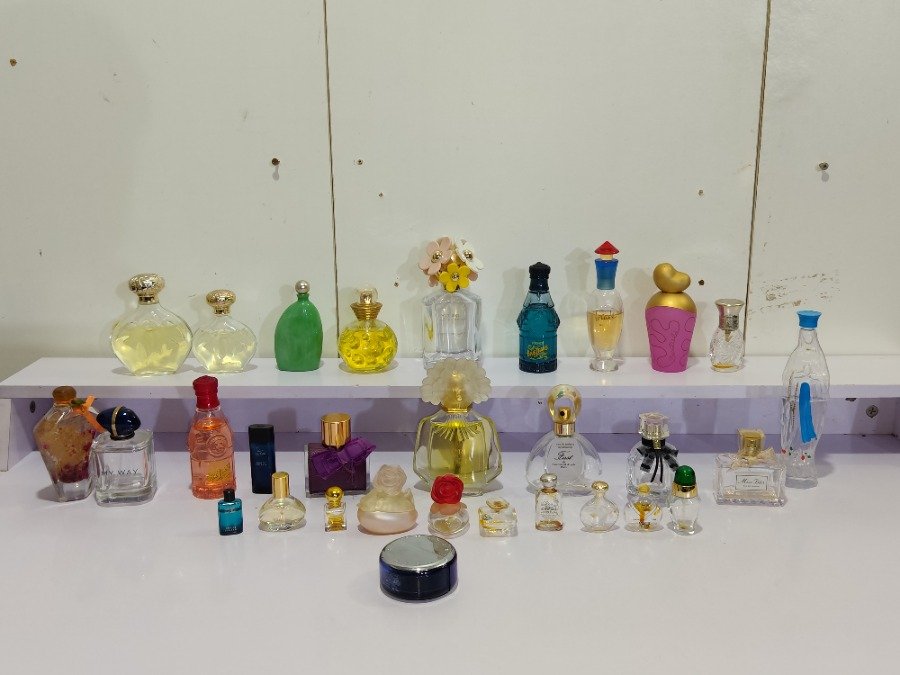 Lote de 30 Frascos de Perfumes Importados Decorativos
