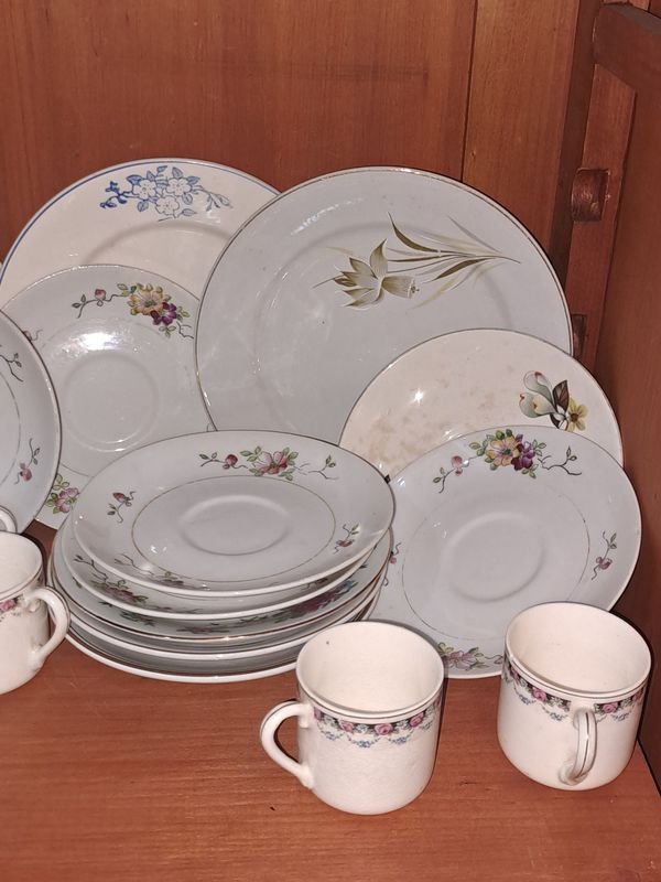 Platos y Tazas de Porcelana Blanca en Excelente Estado - imagen 2