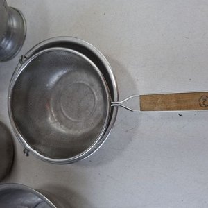 Lote de 6 Utensilios de Cocina Plateados: Bols, Olla con Tapa, Colador y Cernidor - imagen 4