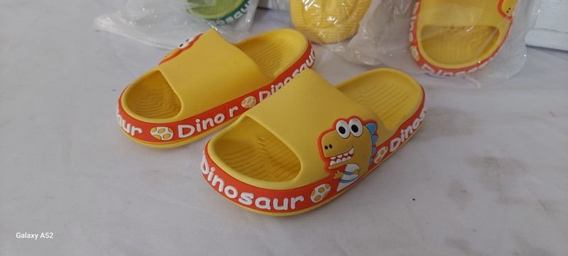 Sandalias amarillas con diseño colorido - imagen 2
