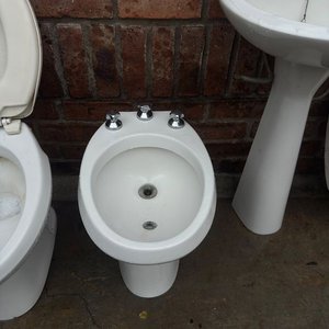 Conjunto de Baño Completo: Inodoro, Bidet y Lavamanos con Grifería - imagen 3
