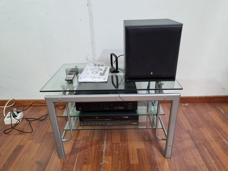 Rack de Audio y Video con Sintoamplificador Yamaha, VHS Philips y Subwoofer KEF