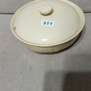Lote siguiente: Recipiente redondo de cerámica con tapa y pomo