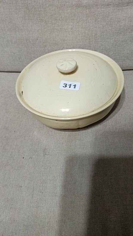 Recipiente redondo de cerámica con tapa y pomo