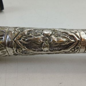 Antigua Daga Ornamental con Vaina Grabada y Detalles en Plata - imagen 6