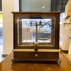 Lote siguiente: Balanza de precisión dos platos con vitrina, madera y marmol 37 x 20 x 38 altura