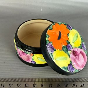 Caja Decorativa de Cerámica Pintada a Mano con Flores - imagen 2