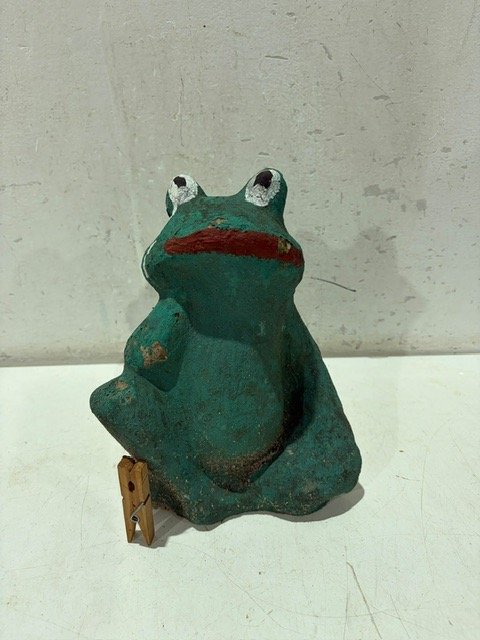 Sapo decorativo de material pintado en verde