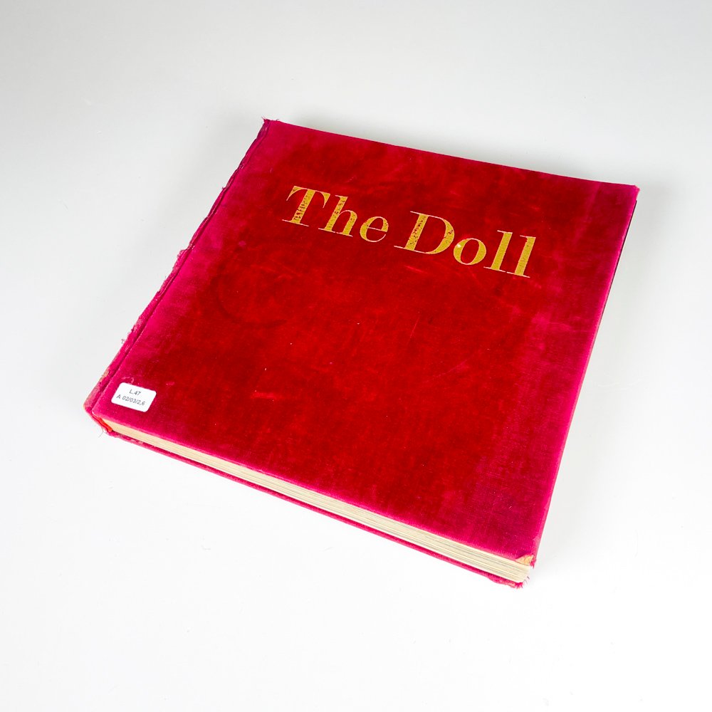 Lote anterior: Libro THE DOLL: Un libro con muñeca en la cubierta