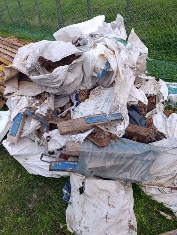 Lote de Anclajes Metálicos y Materiales de Construcción