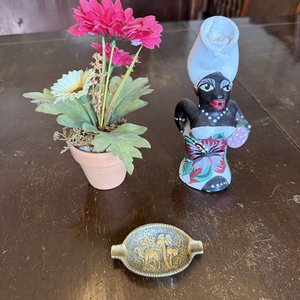 Lote de 3 Piezas Decorativas: Maceta con Flores, Figura de Cerámica y Cenicero Metálico - imagen 5