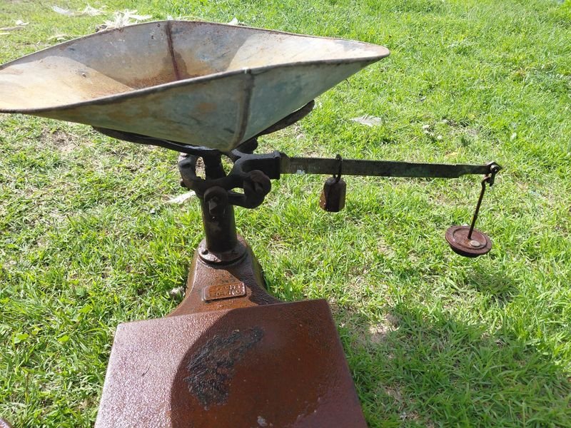 Balanza Antigua de Hierro Fundido con Pesas "Triomphe"