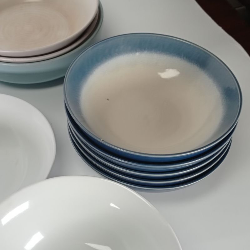 Platos y tazones de porcelana en buen estado - imagen 2
