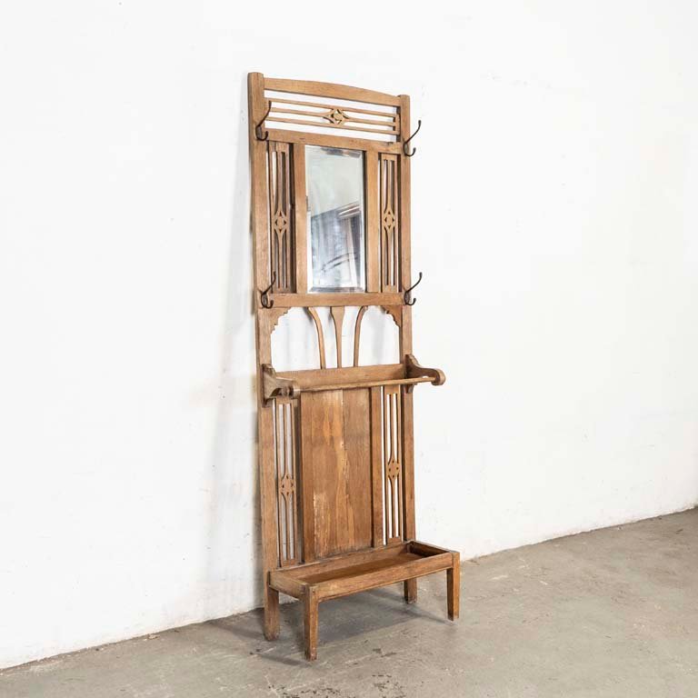 Lote siguiente: Silla de roble con espejo y perchas metálicas