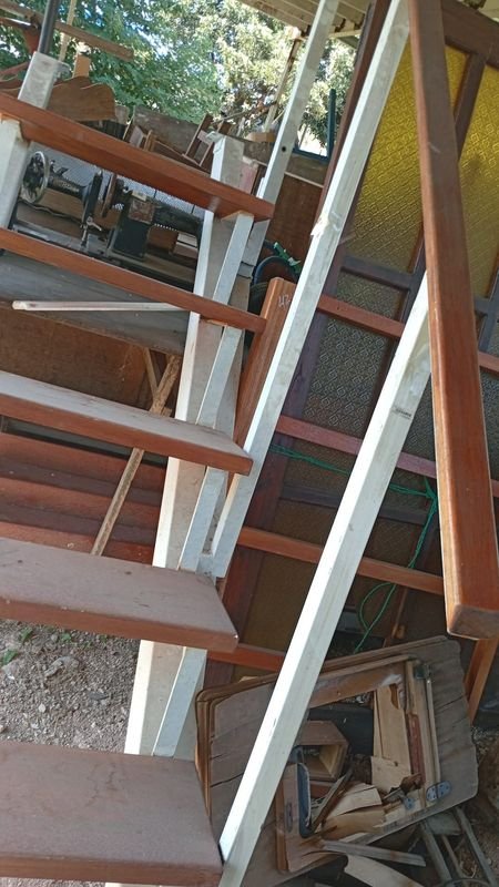 Escalera metálica con escalones de madera en buen estado - imagen 2