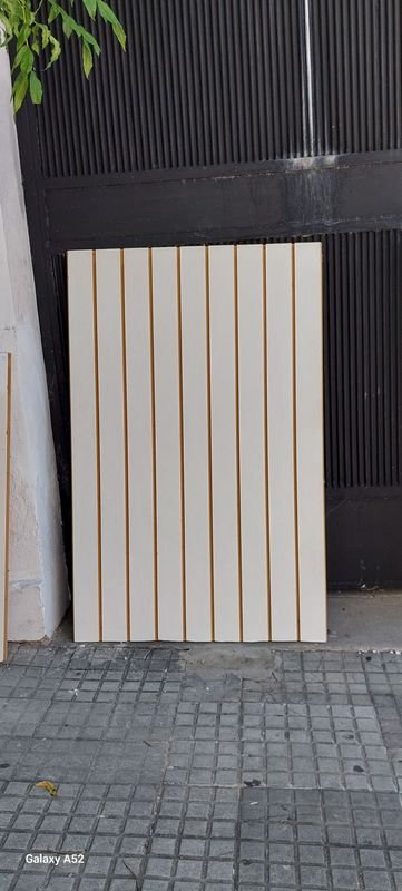 Lote siguiente: Panel ranurado de madera para decoración