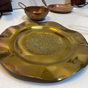 Lote de 8 piezas: Apliques de madera, jarras de cobre, tetera, sartén, cuenco y bandeja decorada - imagen 3