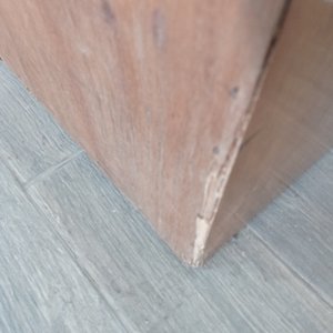 Mesa de Luz de Madera con Tres Cajones - imagen 7