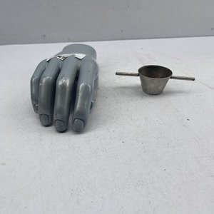 Lote siguiente: Medidor de Bebidas de Metal con Soporte de Mano Gris