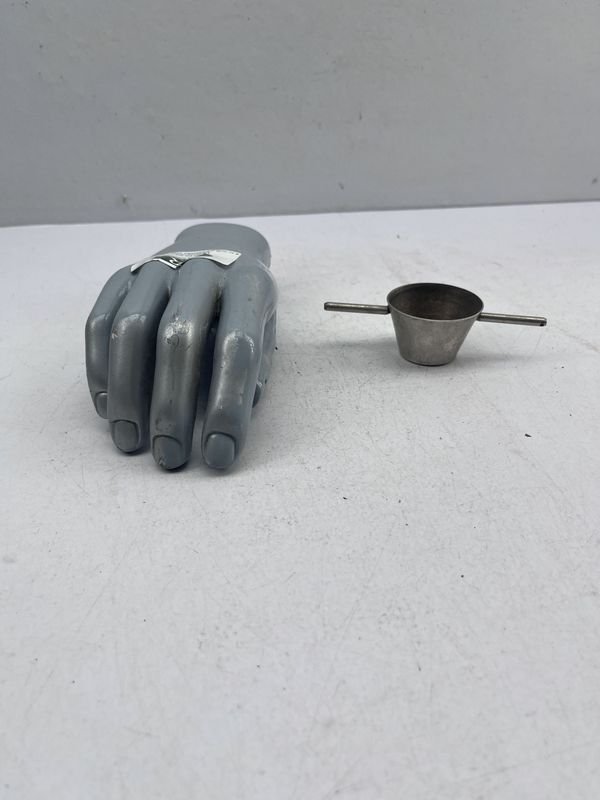 Medidor de Bebidas de Metal con Soporte de Mano Gris