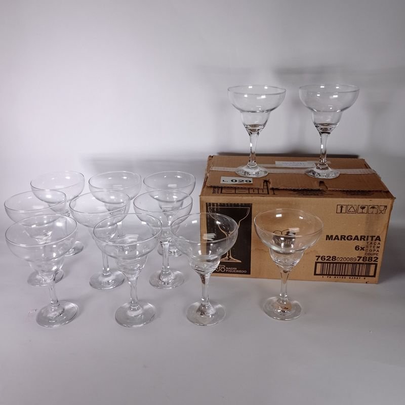 Lote siguiente: Doce copas de vino para trago o coctel Nadir