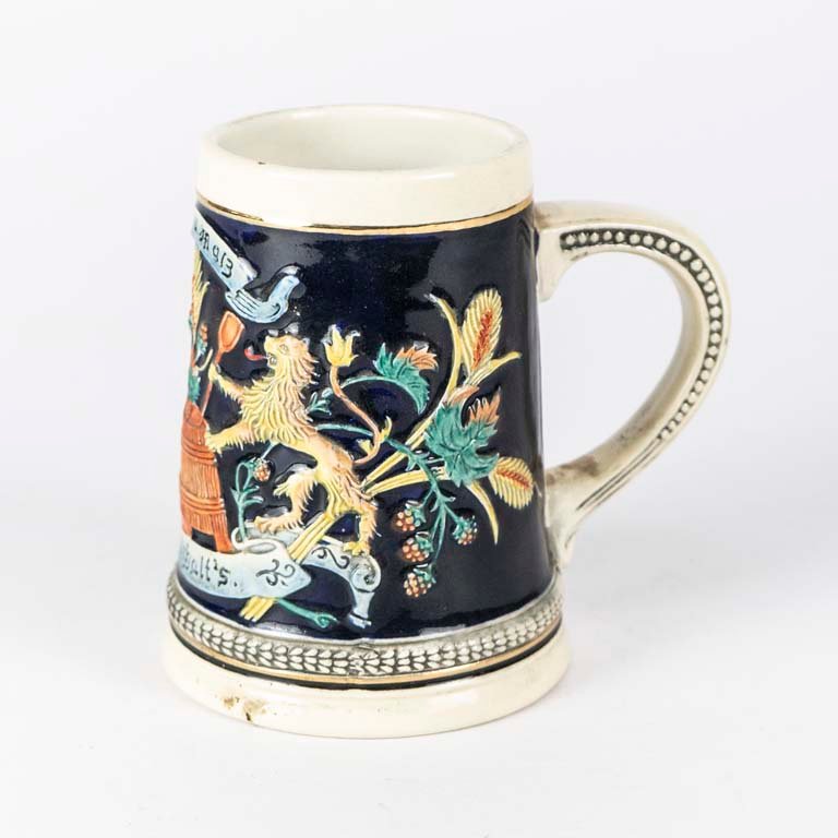Jarra de cerveza de porcelana con escudo en relieve - imagen 2
