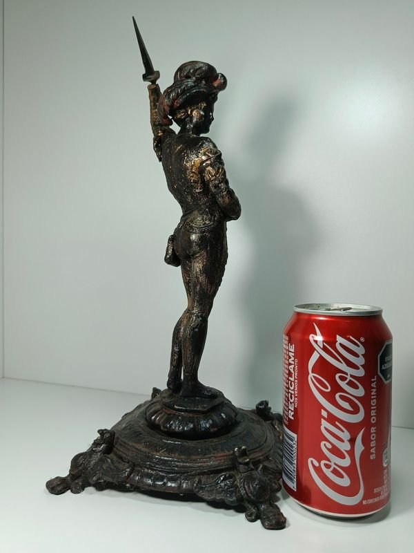 Estatuilla medieval de peltre con detalles ornamentales - imagen 2