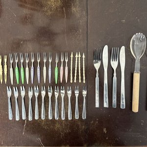 Lote siguiente: Lote de Cubiertos Surtidos: Tenedores Decorativos, Utensilios de Mesa y Servidores Grandes