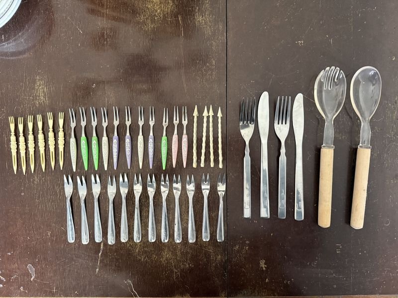 Lote de Cubiertos Surtidos: Tenedores Decorativos, Utensilios de Mesa y Servidores Grandes