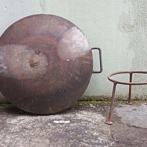 Brasero Circular de Hierro con Base de Tres Patas - imagen 2