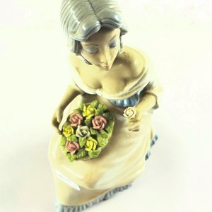 Figura de Porcelana Española Dama con Canasta de Flores - 24 cm - imagen 2