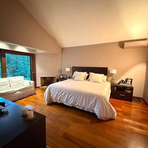 Juego de Dormitorio de Madera: Respaldo, Mesas de Luz y Cómoda - imagen 4