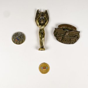 Lote siguiente: Lote de 4 piezas: Medalla "AJRP", Estatuilla bronce, Medalla "Bravo" y Hebilla Harley-Davidson