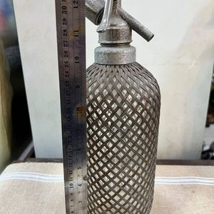 Sifón Antiguo de Vidrio con Malla Metálica y Cabezal Original - imagen 5