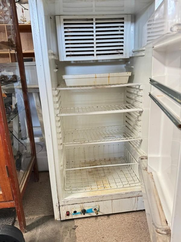 Refrigerador con congelador a gas y eléctrico en mal estado - imagen 2