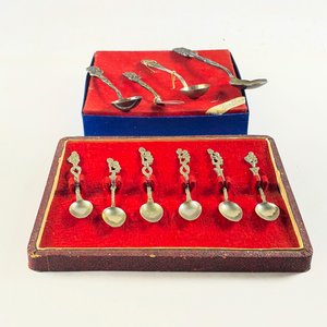 Lote siguiente: Conjunto de 10 Cucharitas de Metal con Cabo Labrado y Caja Original