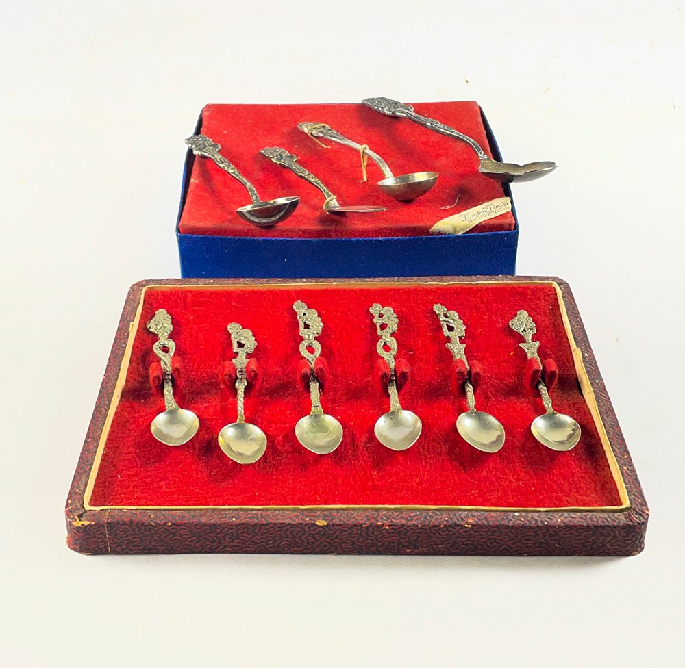 Conjunto de 10 Cucharitas de Metal con Cabo Labrado y Caja Original