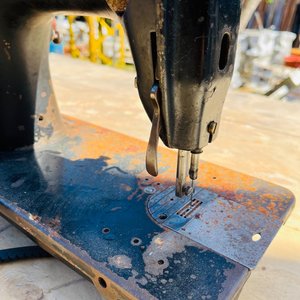 Máquina de Coser Antigua con Motor y Remachadora de Botones - imagen 4