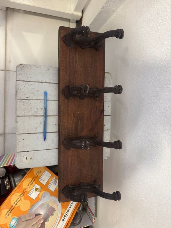 Perchero de Madera con Ganchos de Hierro Forjado